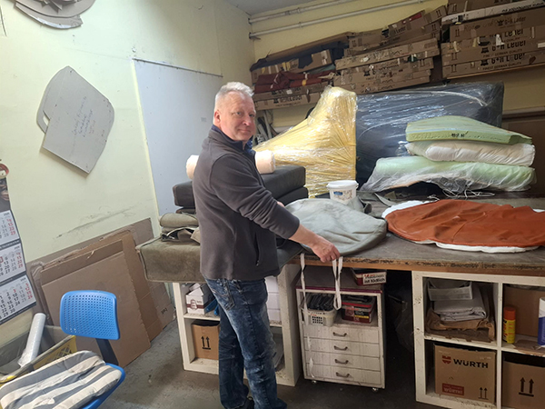 Inhaber Jörg Weise in der Werkstatt von Lederrepair24